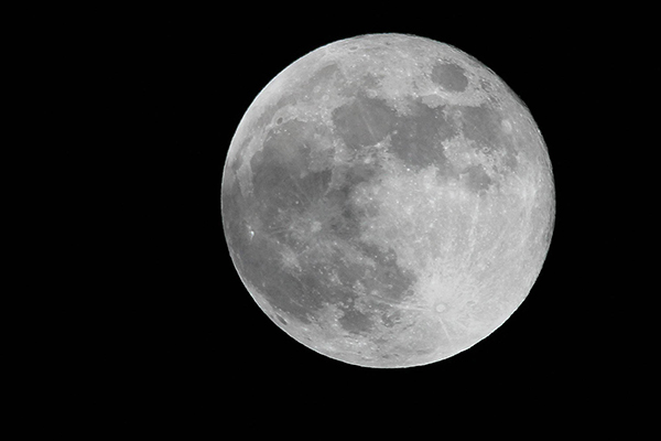 La NASA anuncia que hay agua en la superficie soleada de la Luna
