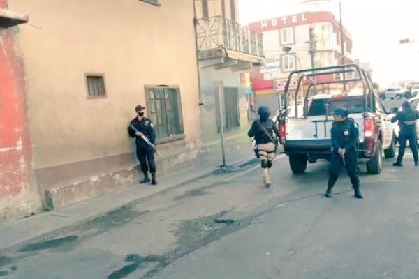 Asaltantes toman rehenes en un Oxxo
