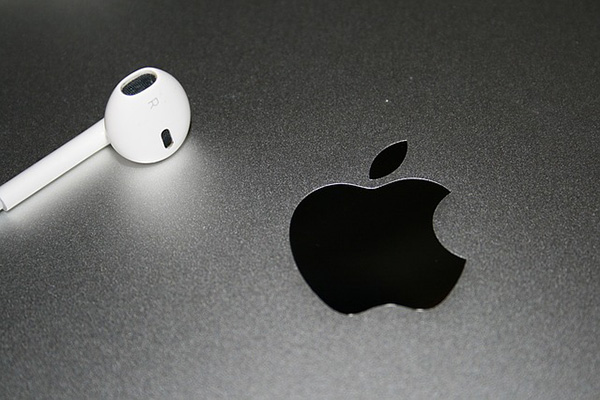 Francia prohíbe vender el iPhone 12 sin auriculares, así que Apple tuvo que ingeniárselas