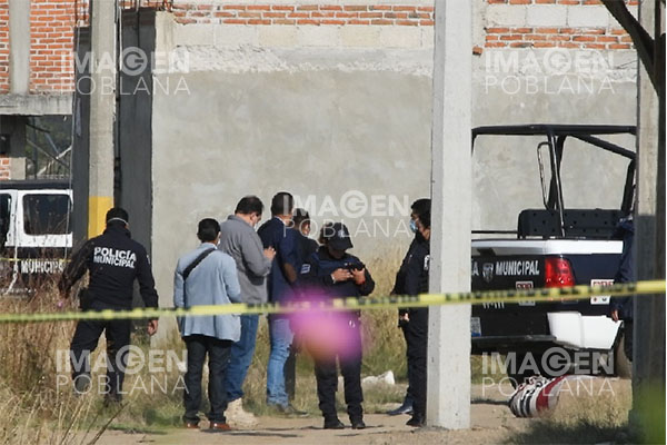 Hallan cuatro encobijados con un mensaje en terreno baldío