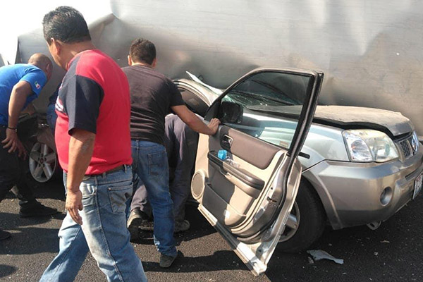 Camioneta termina aplastada por un tráiler; hay un muerto y cuatro heridos