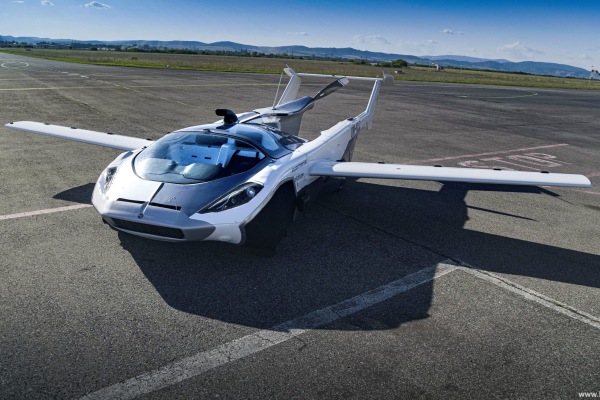 AirCar, el nuevo auto volador, culmina con éxito su primer vuelo