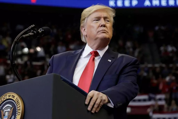 Trump veta a Billie Eilish y otras estrellas por criticarlo y apoyar a la comunidad LGBT