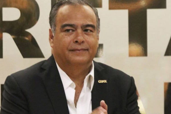 Aseguran 41 autos clásicos durante cateo a residencia de exfuncionario de la CDMX