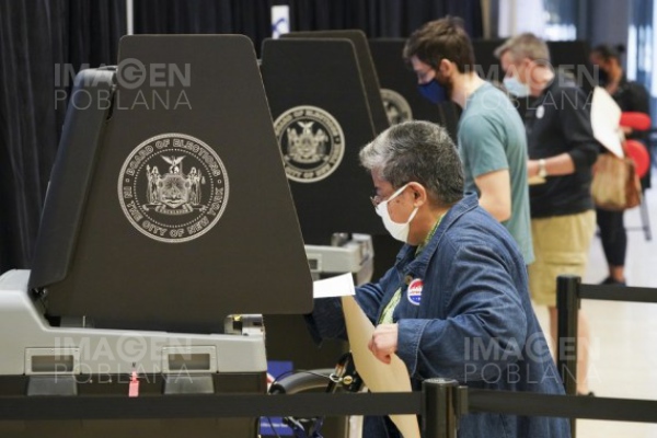 Biden aventaja a Trump por diez puntos en encuesta previa a elección