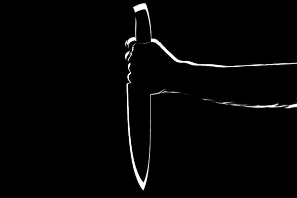 Hallan a hombre degollado en un terreno baldío