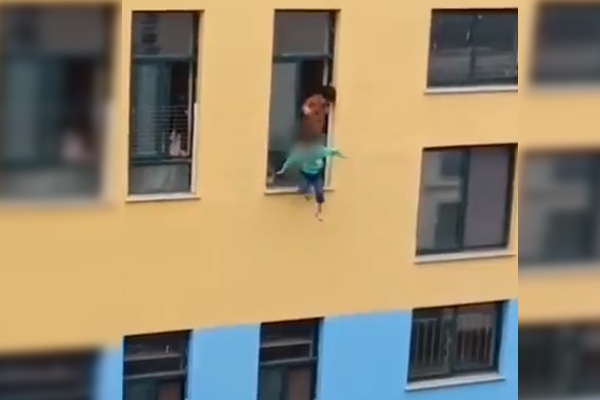 Guardia de seguridad héroe: atrapa a niño que se arrojó por la ventana