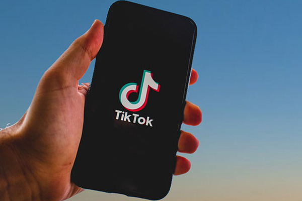 Niña de cuatro años casi muere ahorcada por imitar video de TikTok