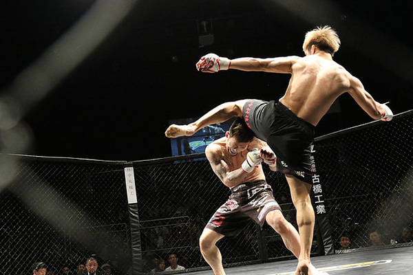 Peleador le desprende parte de la oreja a oponente en combate de la UFC