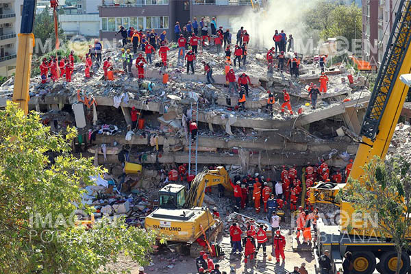 Aumenta a 115 el número de muertos por el terremoto en Turquía