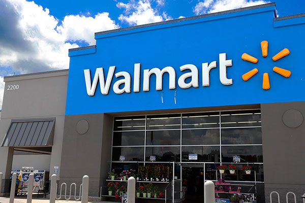Empleada de Walmart renuncia por megáfono y exhibe a compañeros por acoso y racismo