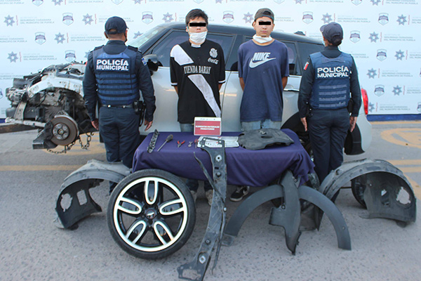 Maleantes detenidos infraganti: desmantelaban un auto robado