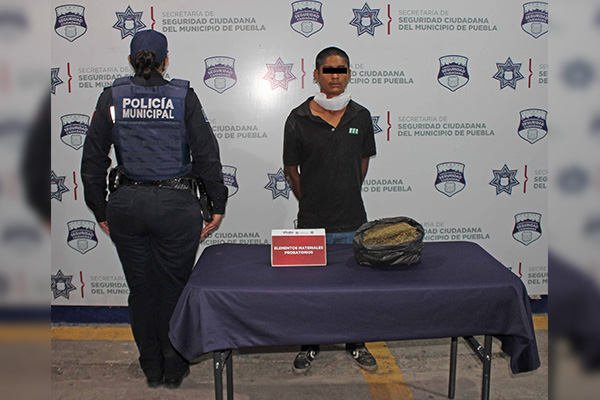 Cargaba un kilo de marihuana entre sus pertenencias