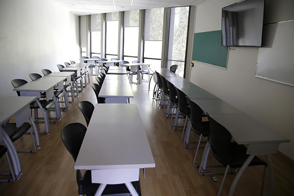 Cuatro veces menos clases que el resto del mundo: educación endémica en Latinoamérica