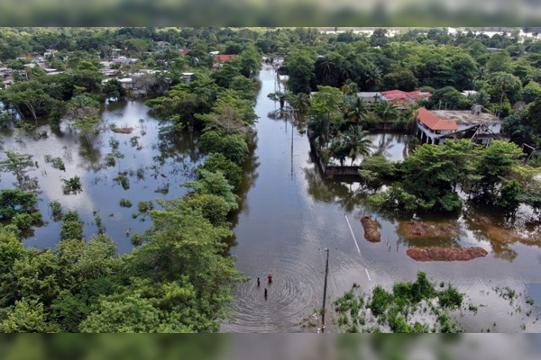 Bartlett y gobernador de Tabasco se pelean por inundaciones