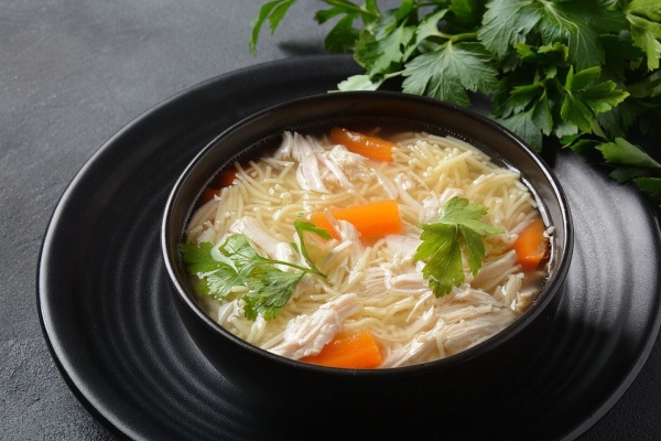 Estos son los beneficios que te brinda un delicioso caldo de pollo