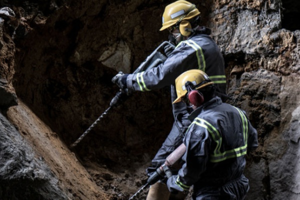 Rescatan a 14 mineros colombianos sepultados en mina de oro