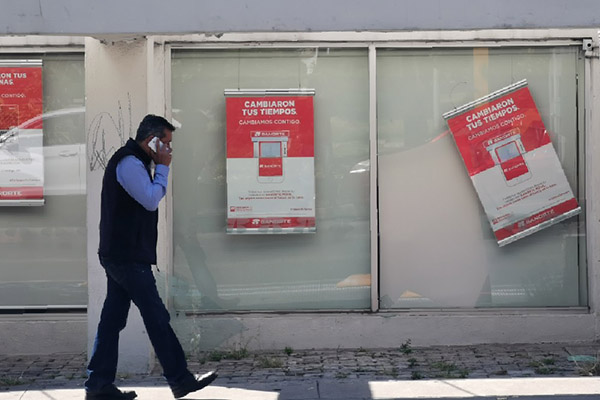 Vándalos dan cristalazo a sucursal Banorte