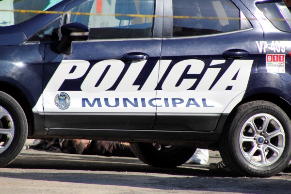 Tras discusión en plena calle, mujer lesiona a su pareja con un picahielo