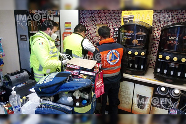 Empleada de Oxxo sufre descarga eléctrica al recoger una moneda