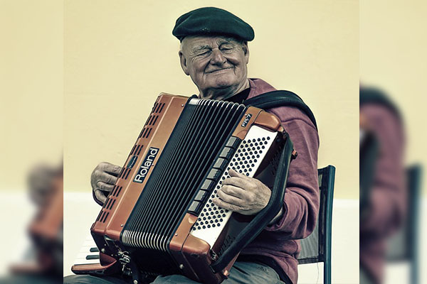 Anciano toca desde el exterior una serenata para su esposa hospitalizada