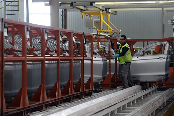 Industria automotriz apuesta por una transición a vehículos de carga eléctricos