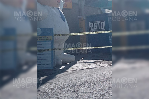 Amanece indigente sin vida frente a una gasolinera