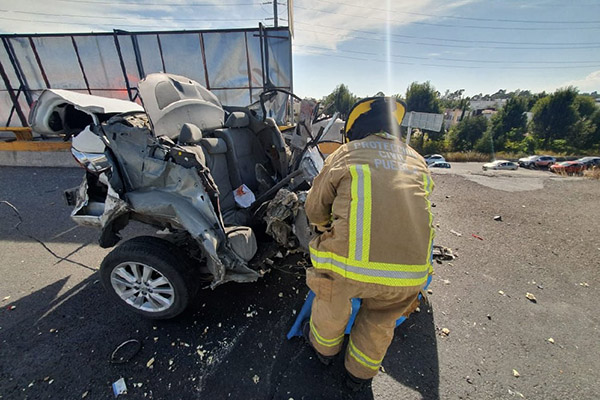 Fatal volcadura deja una mujer muerta y un adolescente herido