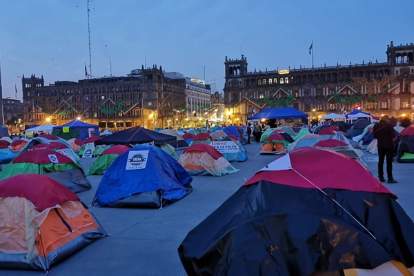 FRENAAA retira campamento en el Zócalo por supuestas amenazas de detención