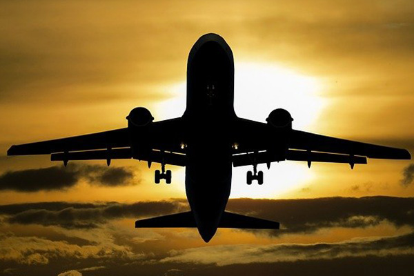 COVID-19 acaba con un tercio de rutas aéreas mundiales