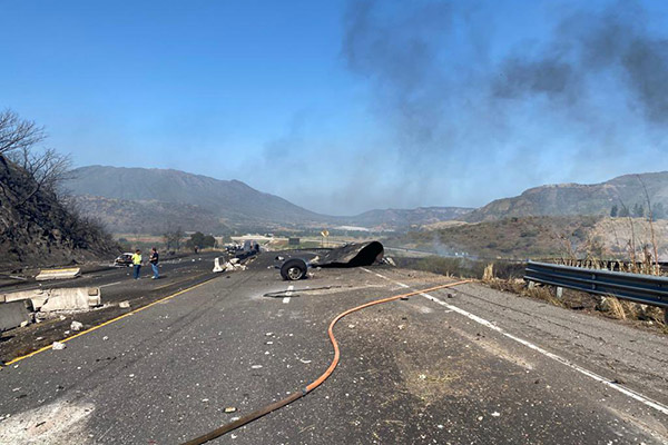 Suman 13 muertos por explosión de camión con gas en Nayarit