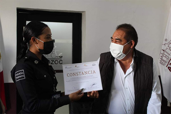 Entrega alcalde de Amozoc constancias a policías por acreditar curso