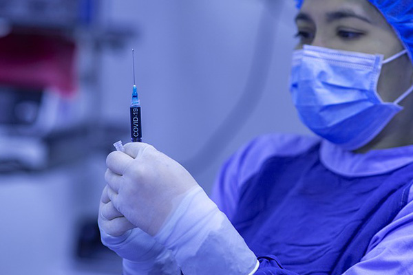 Químicos presentes en objetos de la vida cotidiana obstaculizarían efecto de vacunas anticovid