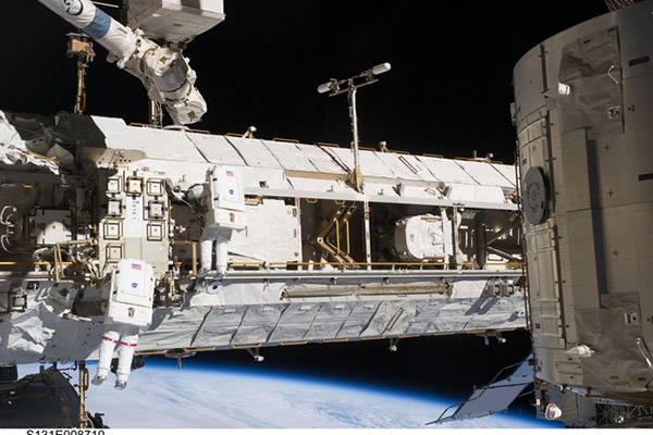 Roscosmos confirma que tripulantes de la EEI sellaron la grieta en el módulo ruso