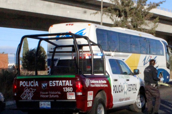Policías estatales detienen a polleros tras persecución y balacera