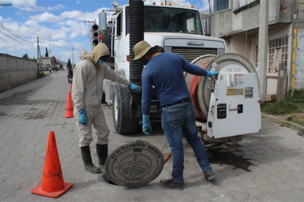 Continúa el programa de limpieza y desazolve de drenajes en Amozoc