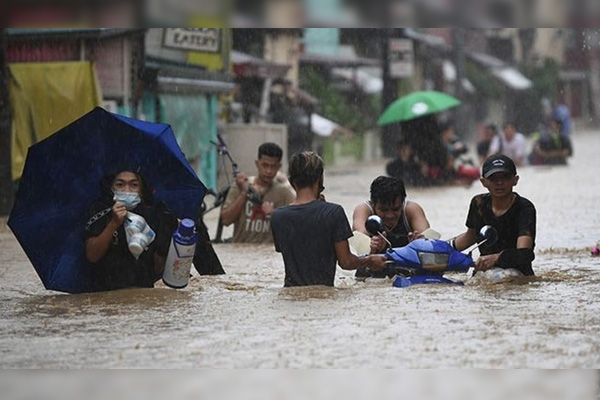Tras inundación, hombre camina por cables de alta tensión para conseguir comida