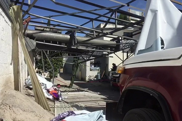 Caída de espectacular causa daños en dos inmuebles tras fuerte viento