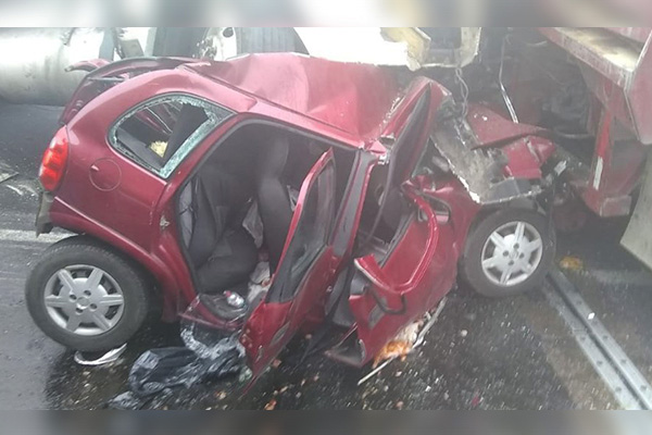 Aparatosa carambola deja saldo fatal: dos muertos y 12 heridos