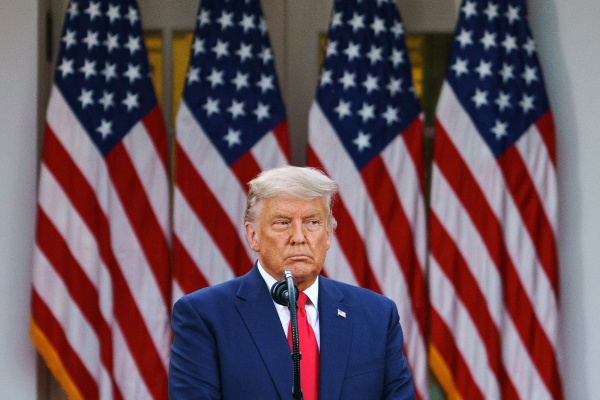 Trump acusa a las farmacéuticas y los medios de buscar su derrota