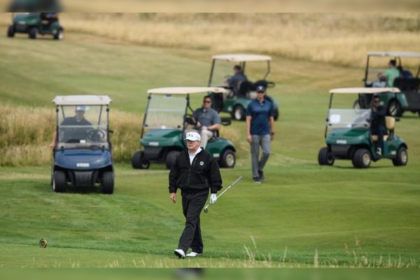 Trump juega al golf mientras el G20 aborda la crisis del COVID-19