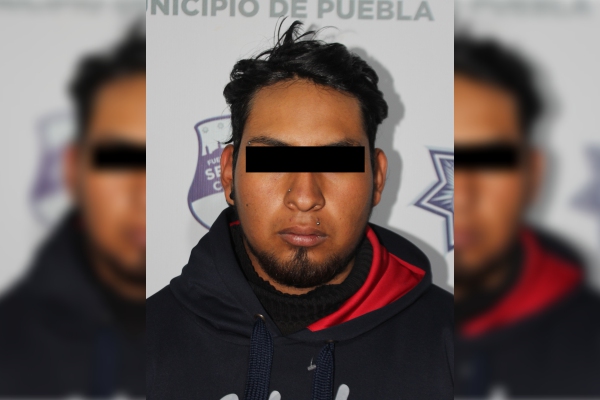 Policías municipales detienen a pareja a bordo de motocicleta robada