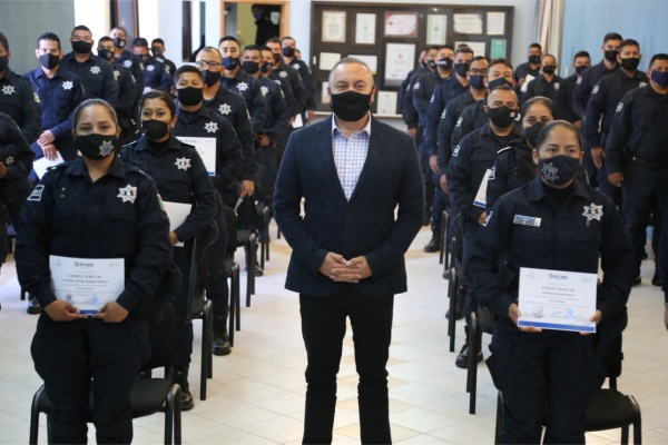 Guillermo Velázquez entrega reconocimientos a policías de Atlixco