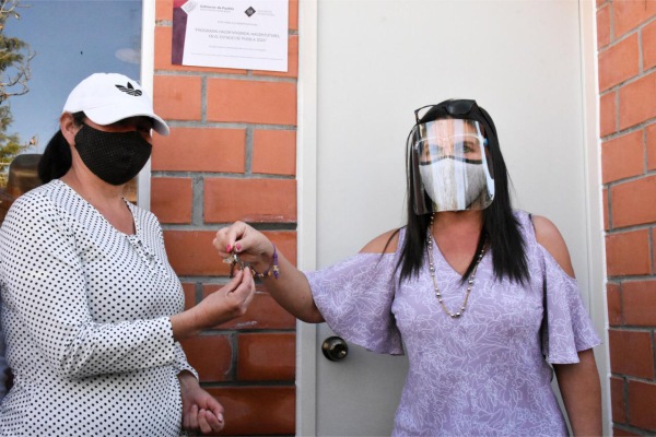 Entrega Norma Layón primeras casas del programa “Hacer vivienda, hacer futuro”