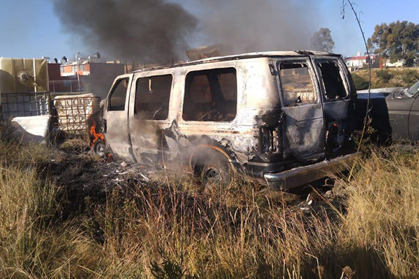 Incendian camioneta dentro de un corralón