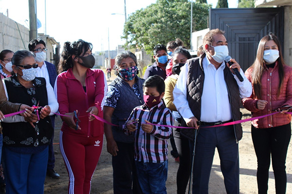 Alcalde de Amozoc entrega alcantarillado en San Miguel
