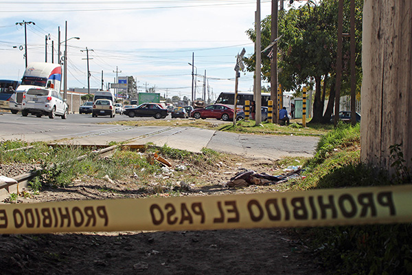 Localizan dos cuerpos flotando en canal de aguas negras