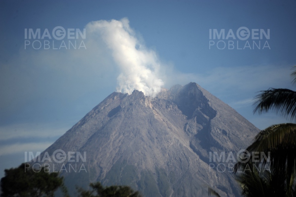 Miles de personas huyen tras la erupción de un volcán en Indonesia