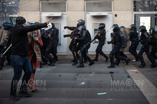 Casi cien policías resultan heridos durante protestas en Francia