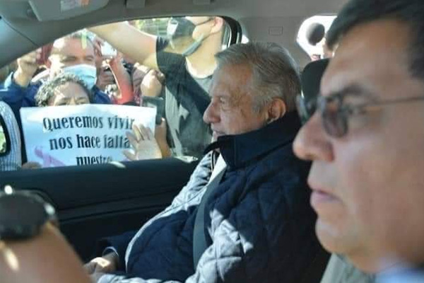 Ciudadanos bloquean el paso a AMLO; exigen medicamentos contra cáncer